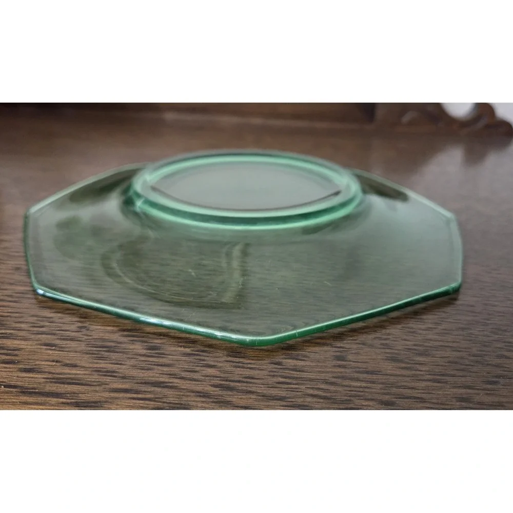 Octagon‎ Shaped Lunch Dinner Plate Green Uranium Vaseline Glow 7.75